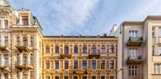 Najpiękniejsze kamienice w Warszawie można teraz zwiedzić online. Foksal 13/15 zaprasza na wideo-spacery po apartamentach Foksal 13/15
