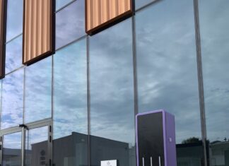 Dobra wiadomość na Dzień bez Samochodu. Gdański City Hub rozszerza ofertę o pierwszą na rynku ładowarkę dla hulajnóg elektrycznych Si City Hub