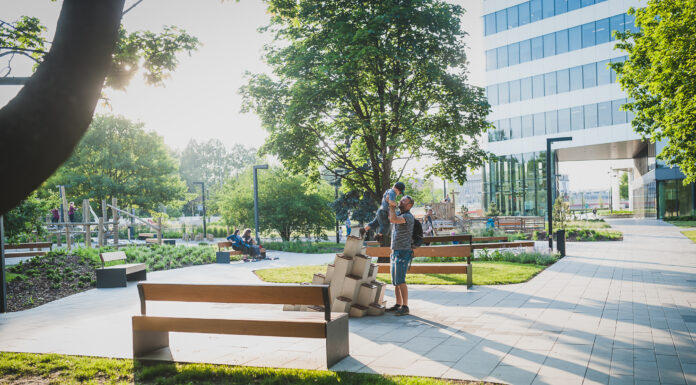 Ciekawe zagospodarowanie terenu, nawiązanie do okolicy i… głazy sprzed miliarda lat. Jak deweloper biurowy może budować z korzyścią dla lokalnych społeczności?