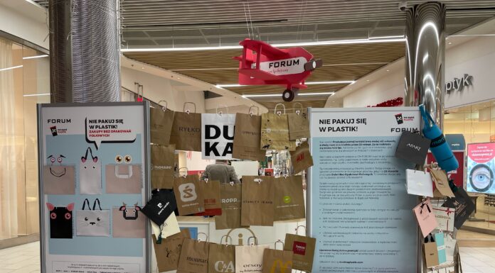 INSPIRUJĄCA EKO INSTALACJA Z TOREB I FIRANÓWKI ZAMIAST FOLIÓWEK W CH FORUM GLIWICE CH FORUM