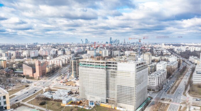 P180 blisko mety. Nad biurowcem zawisła symboliczna wiecha P180