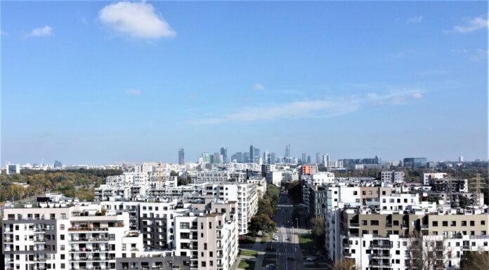 W biurach coraz gwarniej