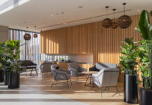 Biznesowa część Mokotowa oczami artysty. Sztuka Tomasza Opalińskiego w biurowcu P180